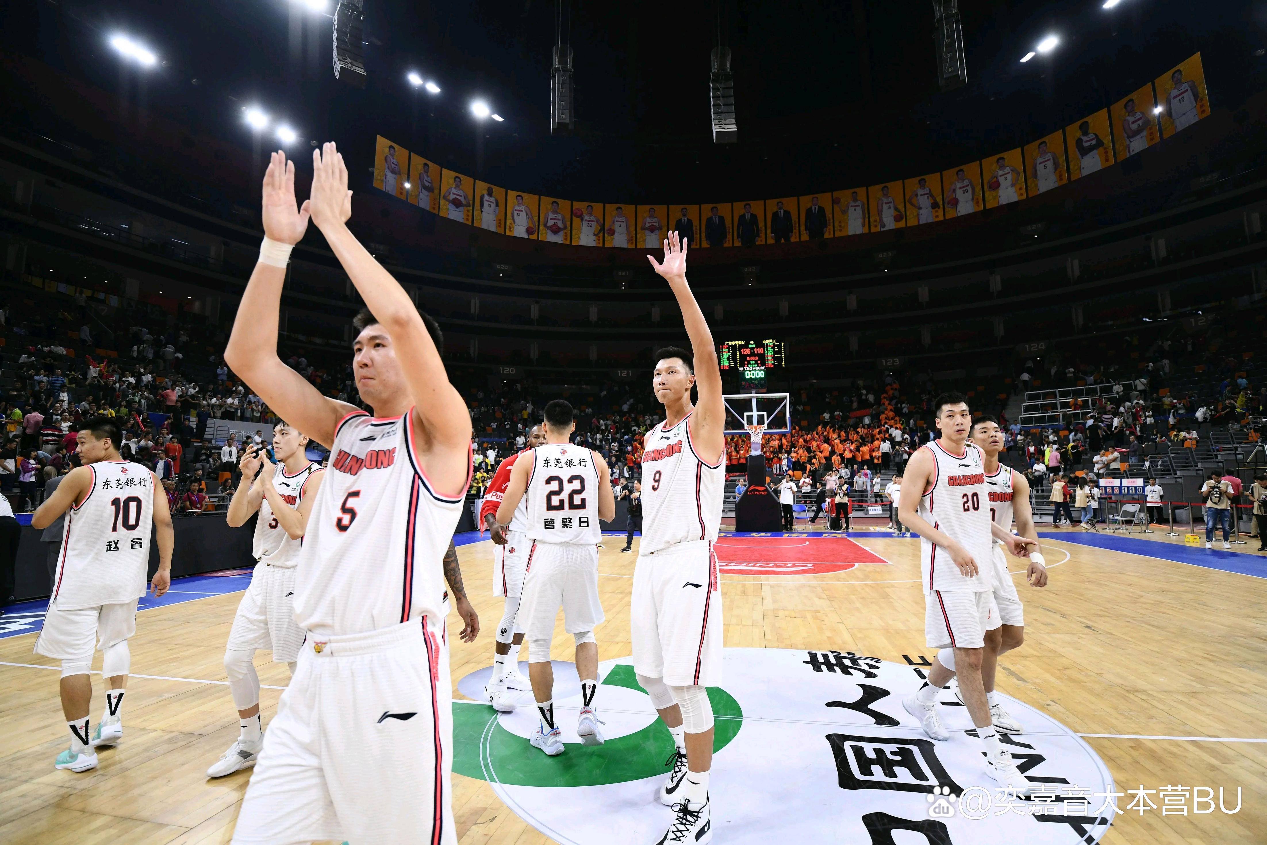 关于全国篮球联赛激烈对决，冠军之争愈发激烈的信息