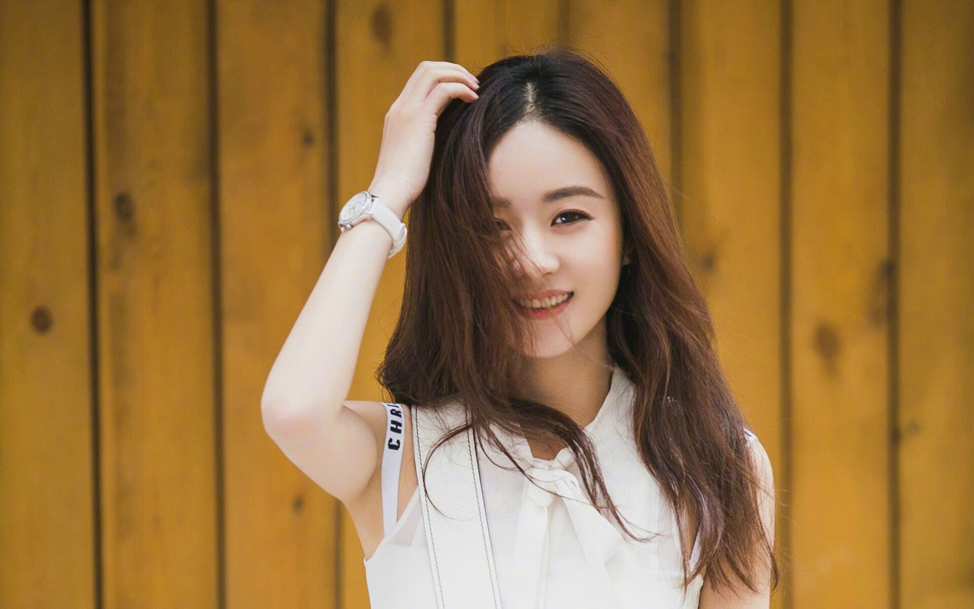 “泥浆飞扬：雨天泥道的疯狂追逐”，泥浆视频