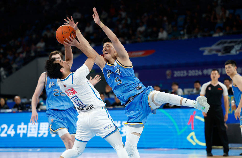 乐鱼体育：CBA球员：高薪背后，压力与责任，如何平衡？的简单介绍